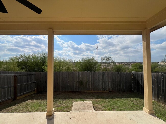 Building Photo - Luxury 3/2 duplex in NBTX