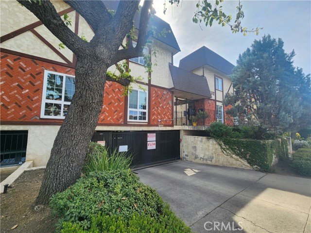 Building Photo - 7432 Hazeltine Ave