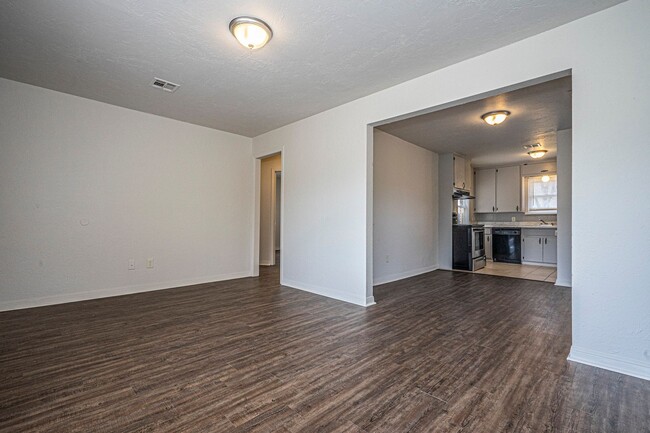 Building Photo - Updated 3 Bed - 1 Bath in Bethany!