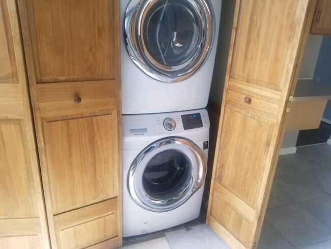 Building Photo - 7322 Split Rail Ln