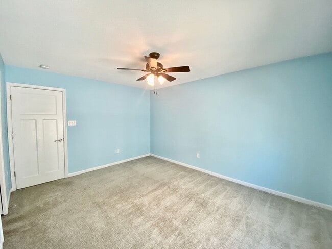 Building Photo - Spacious Condo - Waterfront Community - Av...