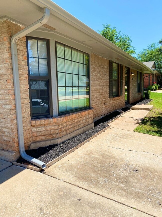 Building Photo - COMING SOON!! Darling Edmond Rental!