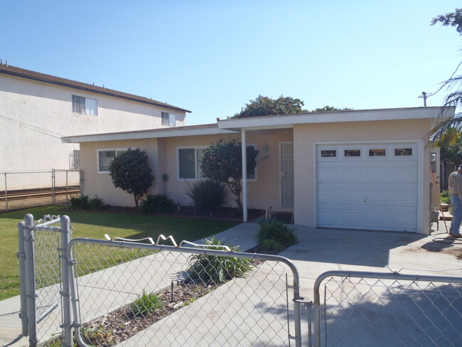 Building Photo - 3 Bed, 1.5 Bath House w/1-Car Garage & Fen...