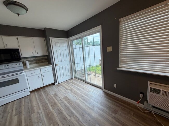 Building Photo - Spacious 3Bedroom / 1.5 Bath Available in Hazelwood