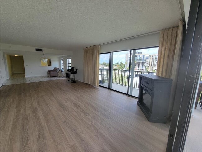 Building Photo - 7600 Sun Island Dr S