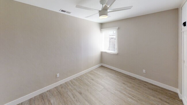 Building Photo - 5BD/3BA, Private Fenced Yard!!