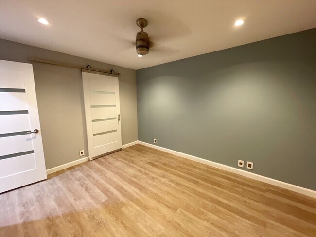 Building Photo - Waipio Gentry 2 bed, 1 bath, 2 parking wit...