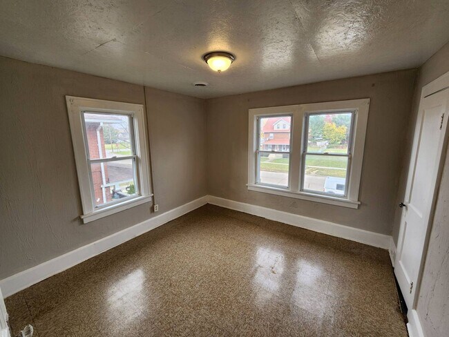 Building Photo - Charming 4-Bedroom Property in Prime Location (SECTION 8 VOUCHERS ACCEPTED)