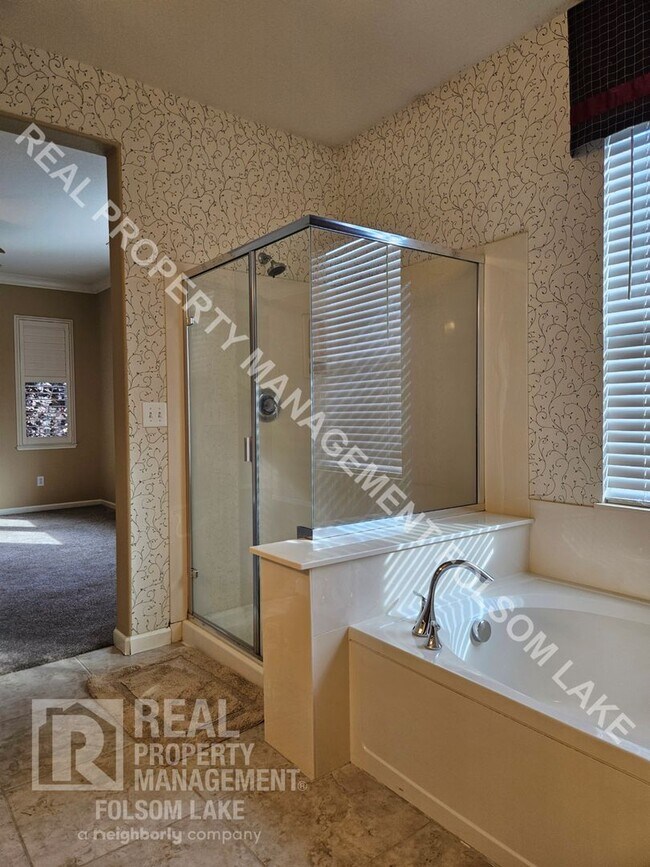 Building Photo - Lincoln Crossing Gated Community 3-Bedroom...