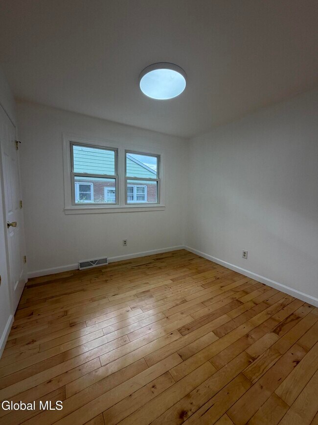 Building Photo - 5 Saybrook Dr