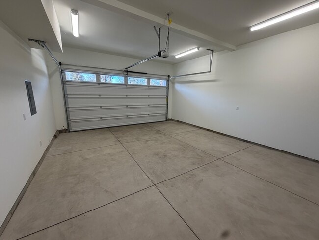 Building Photo - 307 Talons Dr