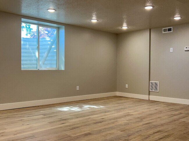 Building Photo - 702 N 100 W