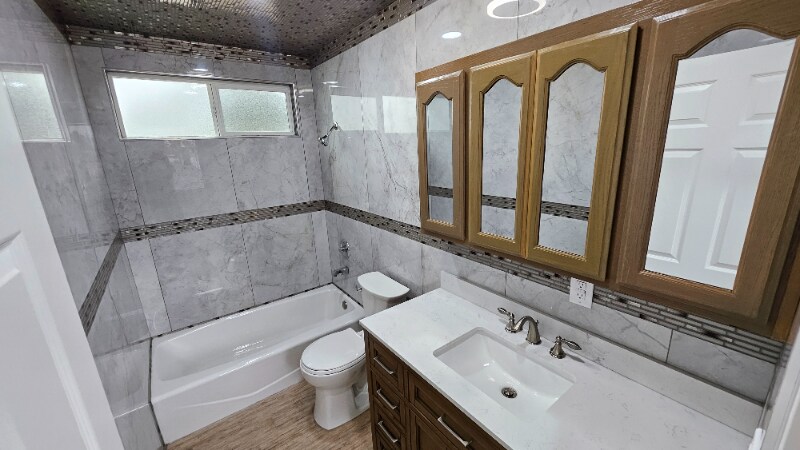 Building Photo - 711 N Sloan Ave