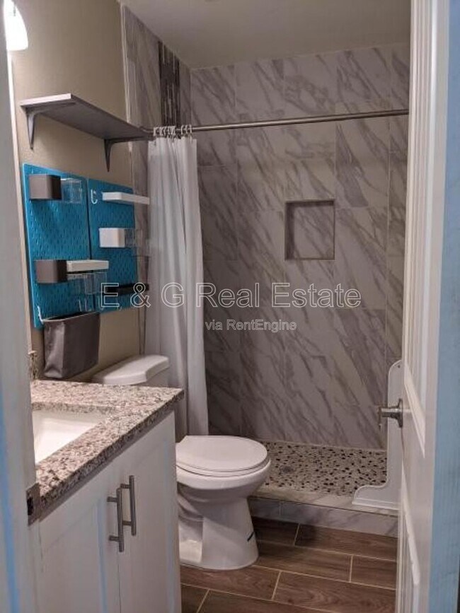 Building Photo - 1527 W Huntington Dr