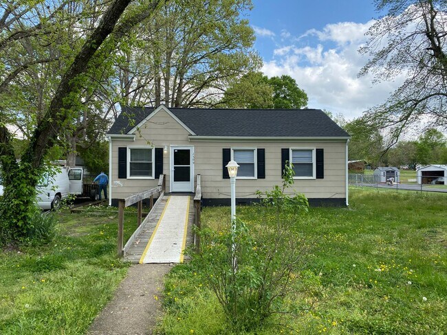 Building Photo - Just Renovated w/ large yard