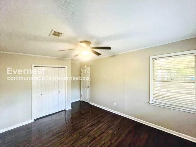 Building Photo - SPECIAL PROMOTION! 3 Bed, 2 Bath Home with Carport / Pet-Friendly / Available Now!