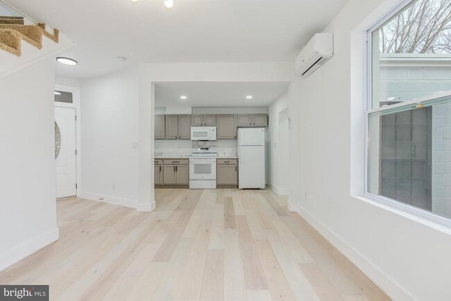 Building Photo - 745 Kenyon St NW