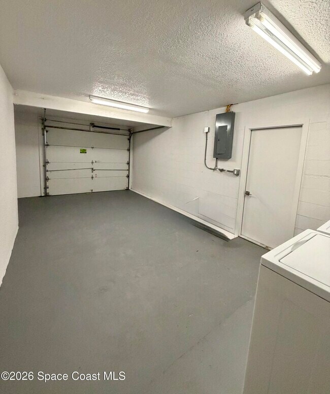 Building Photo - 557 Chantilly Dr