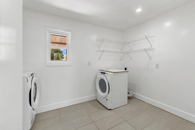 Building Photo - 1113 S Meadows Dr