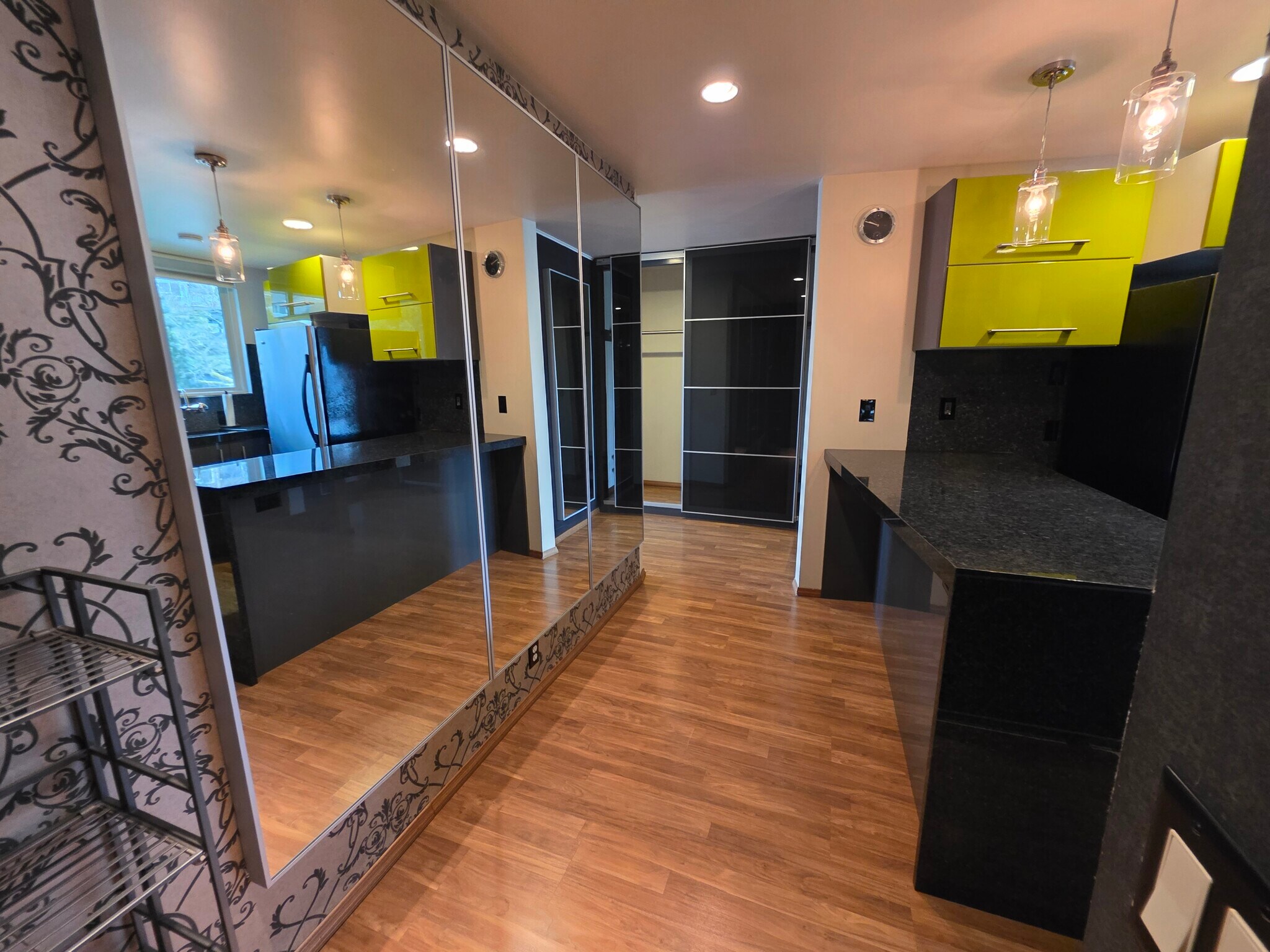 Building Photo - 2012 Thorndyke Ave W