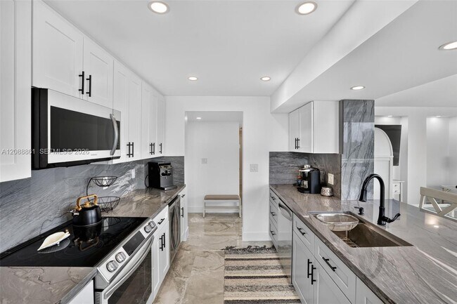 Building Photo - 3113 S Ocean Dr