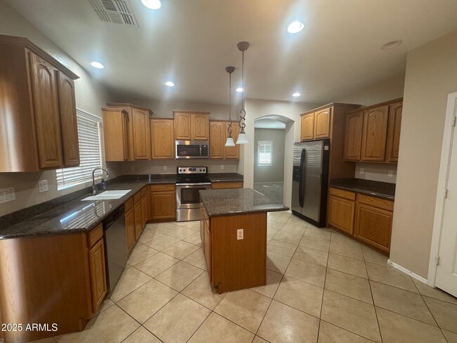 Building Photo - 1359 E Parkview Dr
