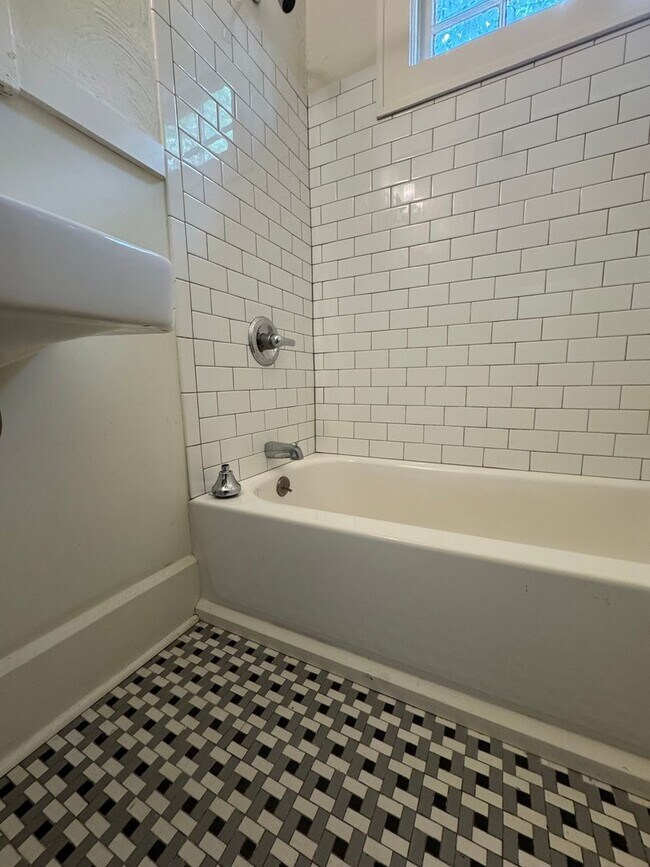 Building Photo - Charming 3BR House in Birmingham