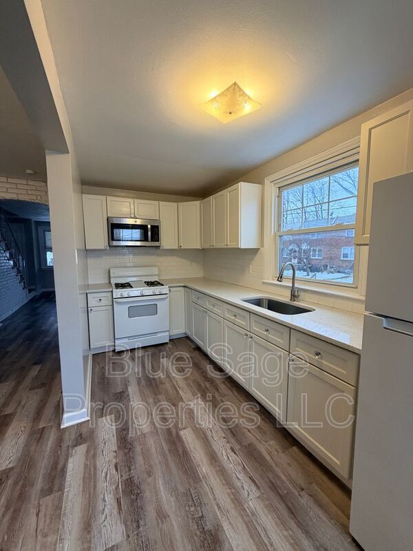 Building Photo - 15 King Ave