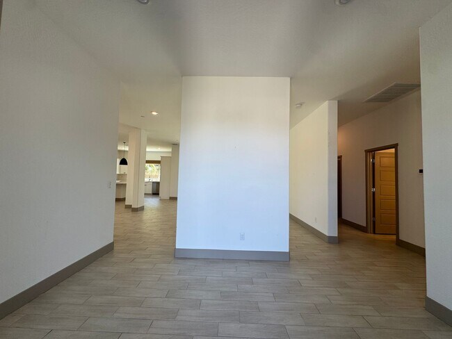 Building Photo - 2637 W Andrew Ln