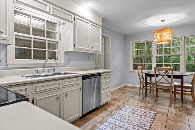 Building Photo - Prime Time Normal Town Living Home!