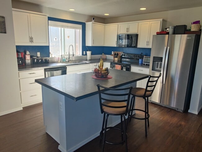 Building Photo - 1690 SW Gabar Ct