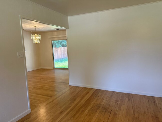 Building Photo - $400 off first months rent!