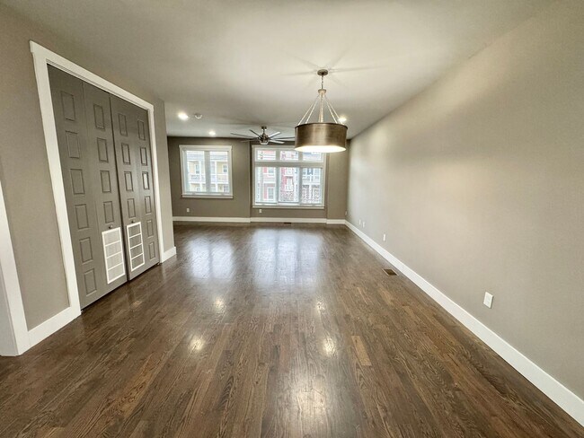 Building Photo - 3 Bed, 3.5 Bath Home w/ 2 Car Garage and Lake Views