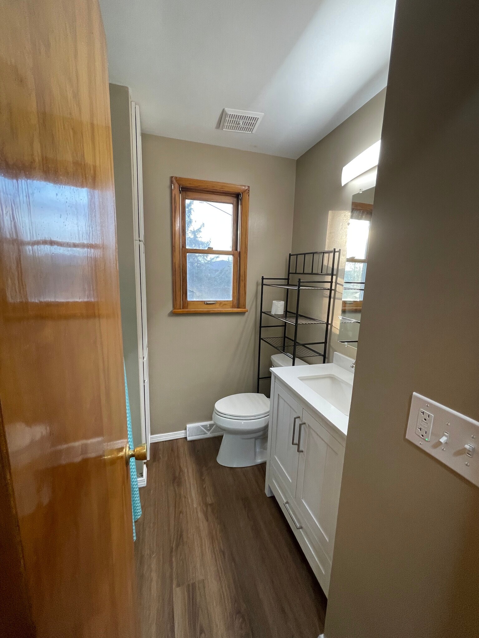 Upstairs bathroom - 8451 Pleasantwood Ave NW