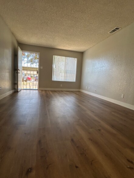 Building Photo - 656 Sunnyside Ave