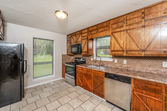 Building Photo - 4390 Stone Ridge Cir