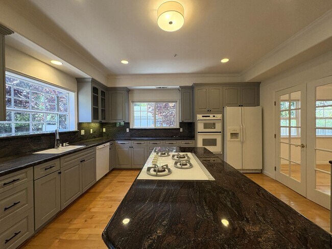 Building Photo - Spacious 3BR + Office | 2,150 SF | 2-Car Garage | Prime Menlo Park