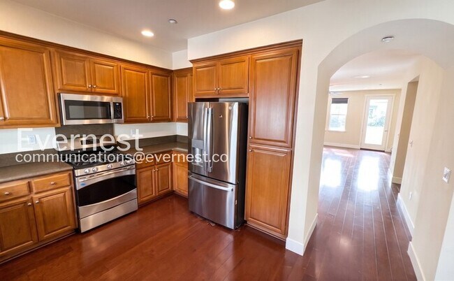 Building Photo - 3-Bed/3.5-Bath Townhome/ Available Now!