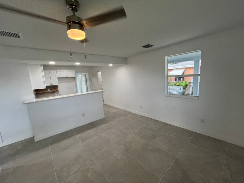 Building Photo - 957 Lewis Dr