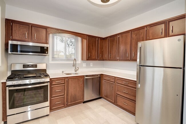 Building Photo - 3 Bed 2.5 Bathroom - Chevy Chase Rancher -...