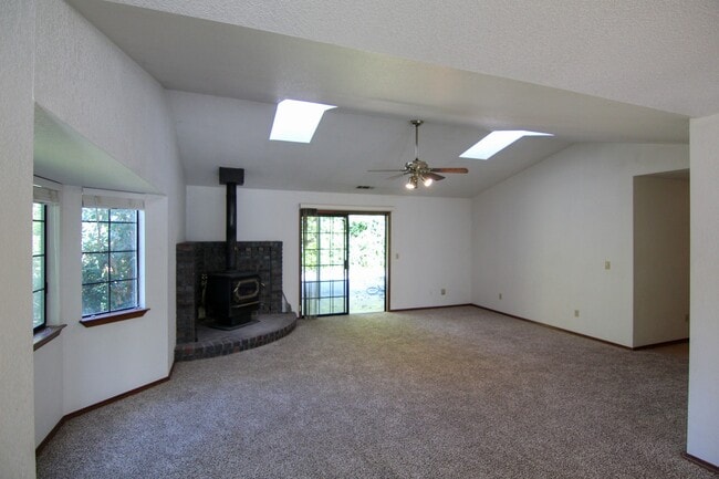 Building Photo - 3 Bedroom Home for Rent in Redding CA | Office, RV Parking, Fenced Yard & 2-Car Garage