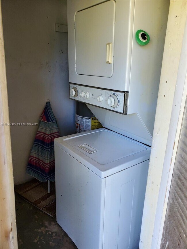 Building Photo - 1925 Scott St