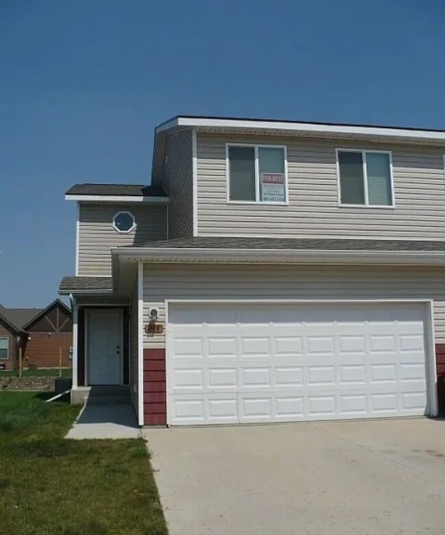 Building Photo - Beautiful 3 bed 2.5 bath Duplex