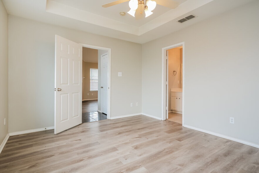 Building Photo - 2522 Esquire Dr