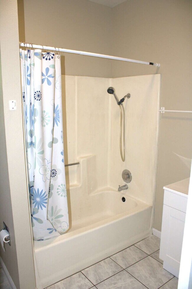 Building Photo - 1 Bed/1 Bath Studio for Rent! 1 Mile from ...