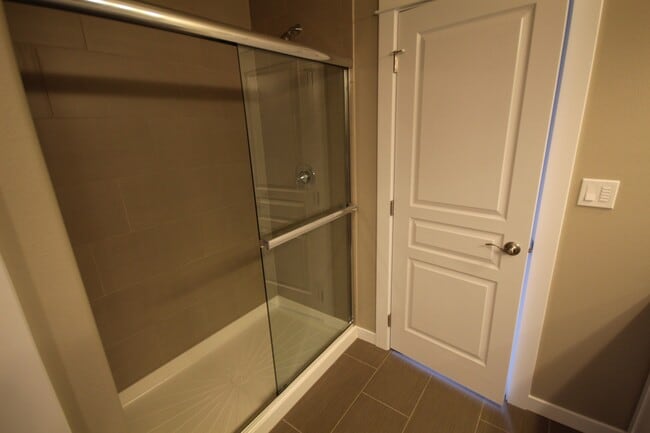 Building Photo - Like New Home Near Hospital, All Appliance...