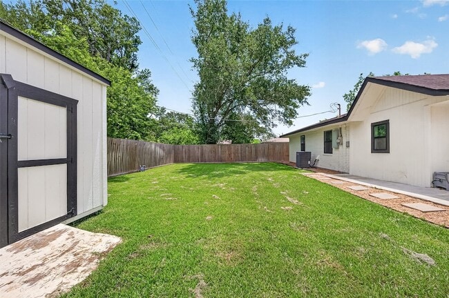 Building Photo - 1005 Avenue D