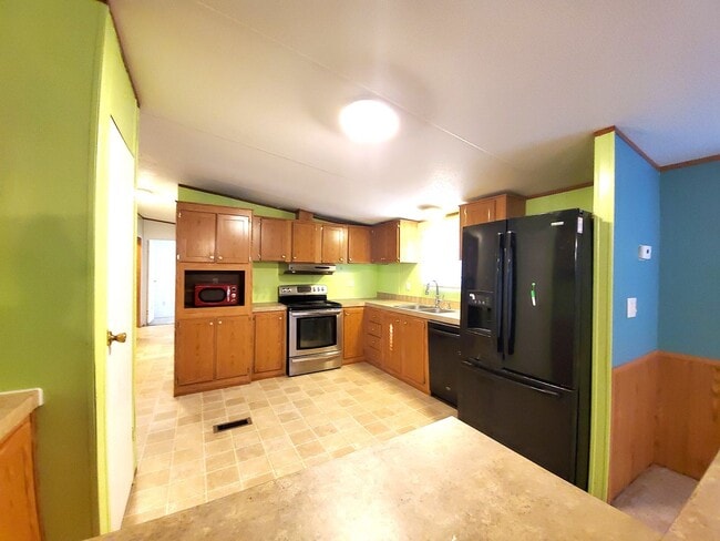 Building Photo - Spacious 4 bedroom with 3 FULL bathrooms n...