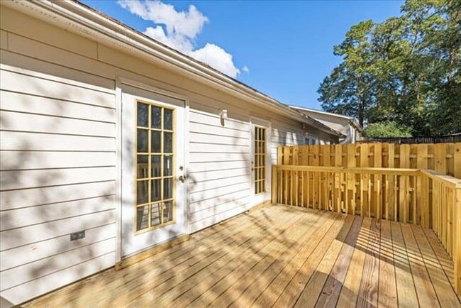 Building Photo - East Tallahassee Brick Townhome With One Car Garage