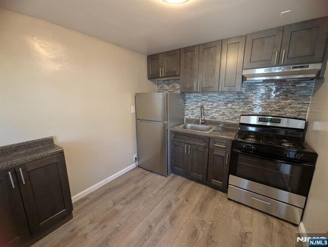 Building Photo - 715 Cedar Ln